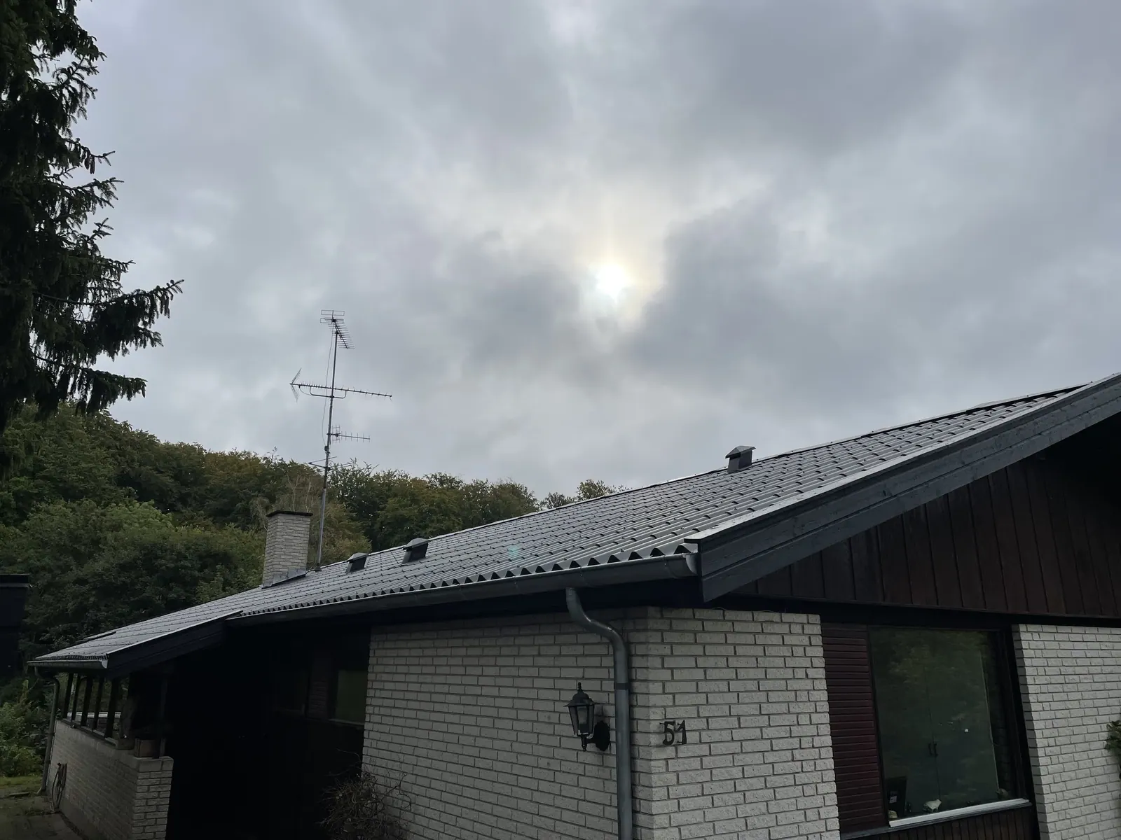 Nyt sortglaseret tegltag på hvidt murstenshus i Nødebo - Top Hansen ApS