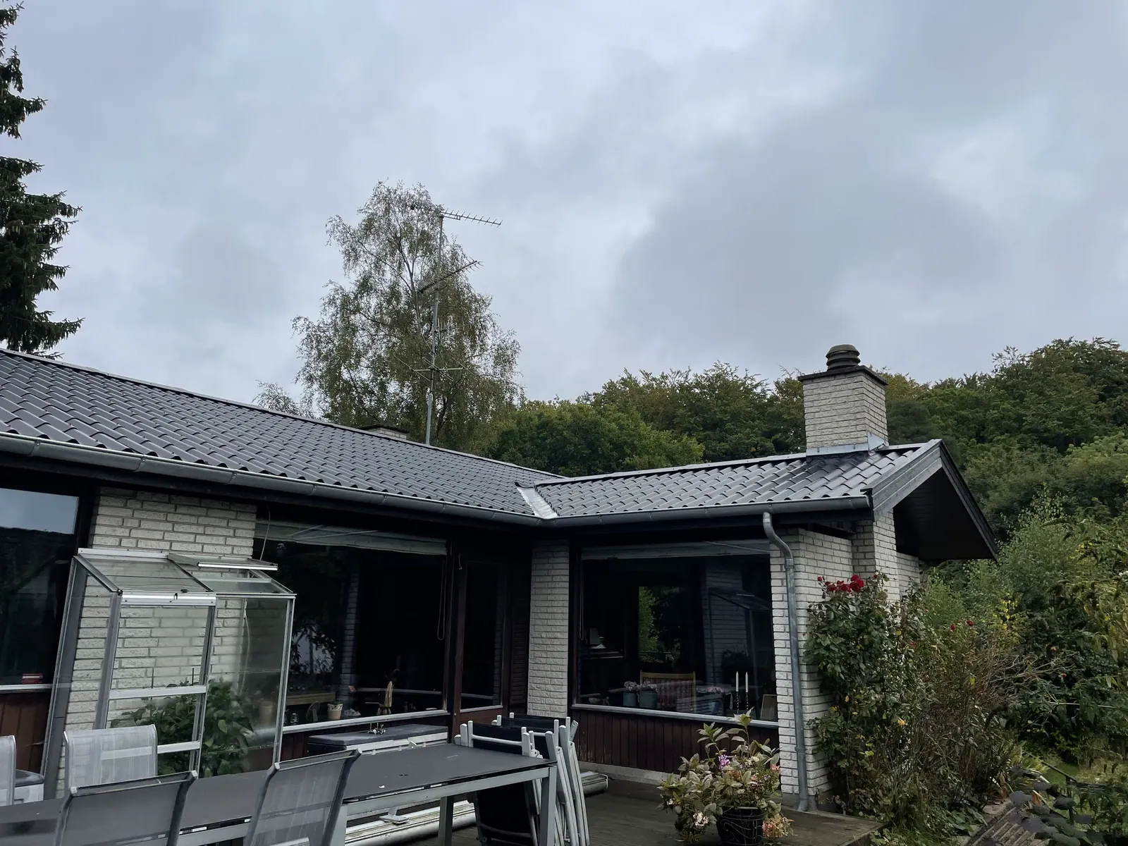 Nyt tegltag set fra terrassen på hus i Nødebo - Top Hansen ApS