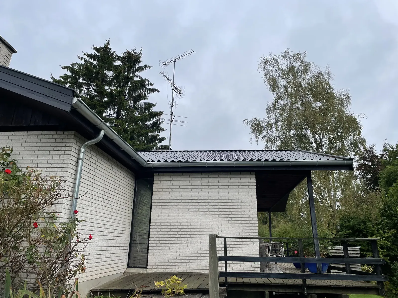 Nyt tegltag ført ud over carporten på hus i Nødebo - Top Hansen ApS