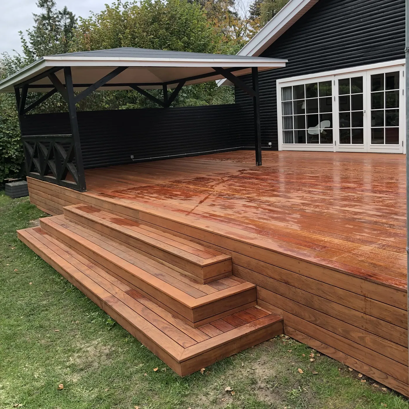 Stor hardwood-terrasse med overdækket pavillon i Hornbæk - Top Hansen ApS