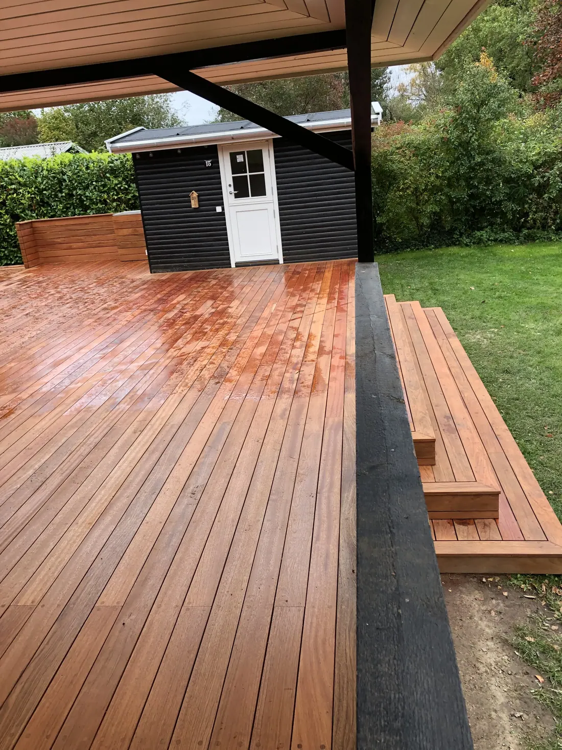 Hardwood-terrasse med brede trin ned til haven - Top Hansen ApS